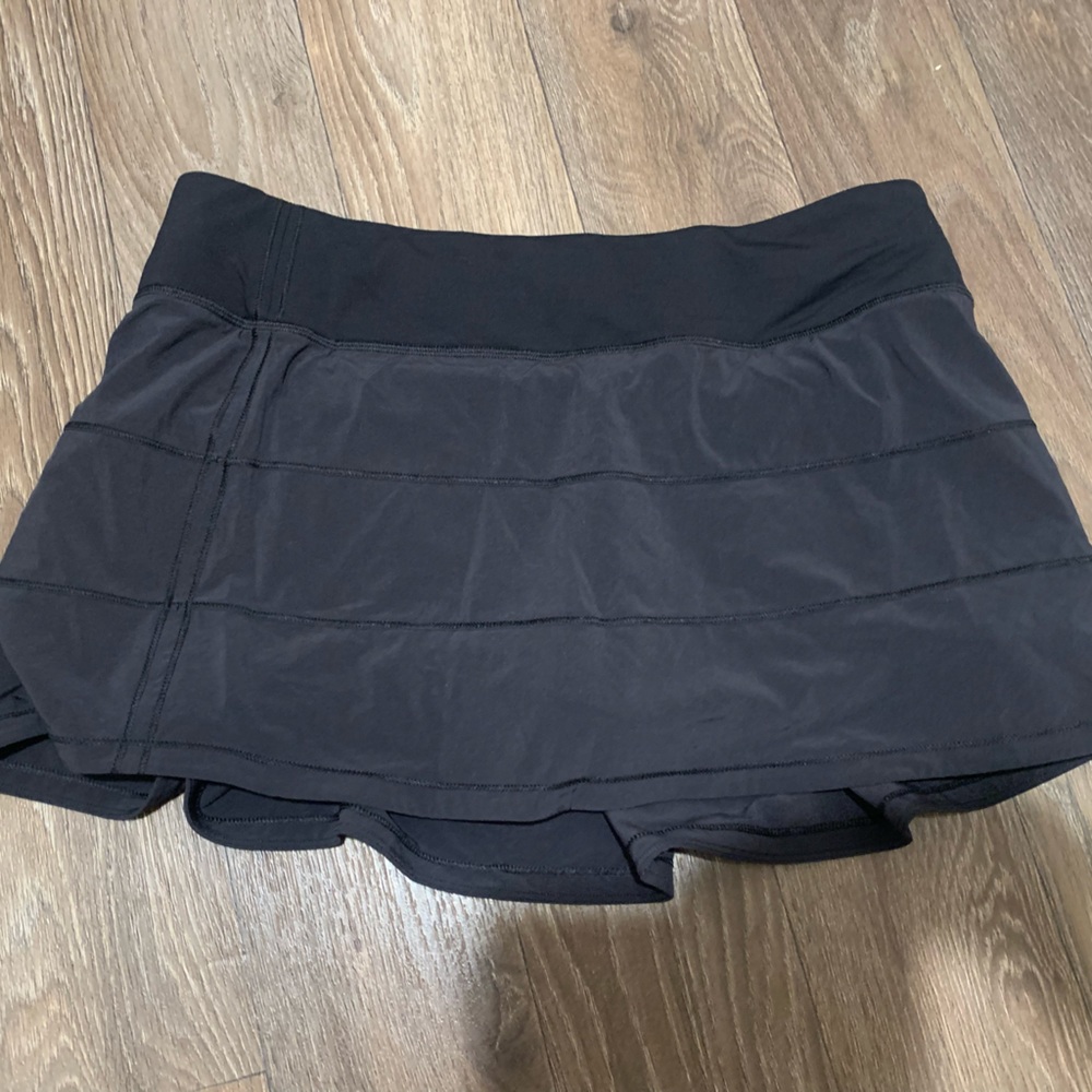 Lulu pace rival skirt size 10, wash wear 13’ inseam